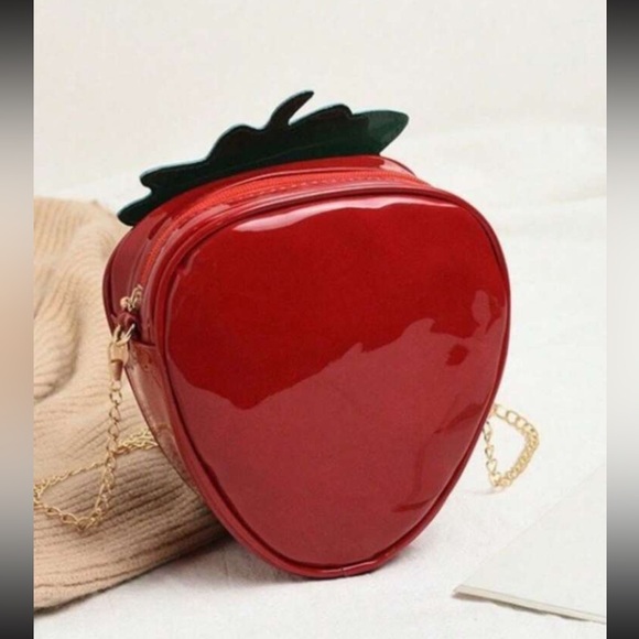 NEW STRAWBERRY SHAPED CROSSBODY 7” x 7” REMOVABLE STRAP!! - Picture 6 of 8